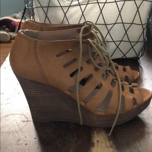 Size 10 super cute lace up wedges from franscesas.